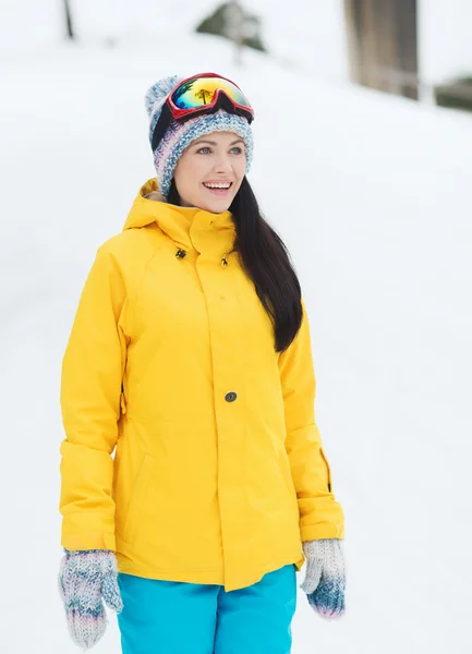 Feliz joven mujer en gafas de esquí al aire libre —  Fotos de Stock