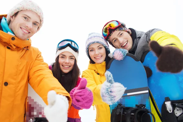 Happy friends with snowboards showing thumbs up — Stock Photo, Image