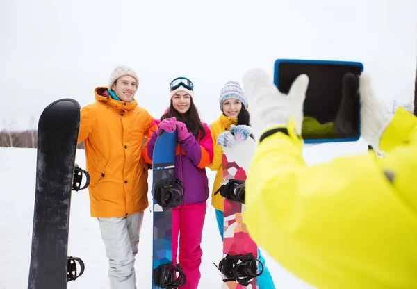 Amigos felices con tablas de snowboard y tableta PC — Foto de Stock