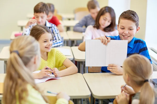Grupo de crianças da escola teste de escrita em sala de aula — Fotografia de Stock