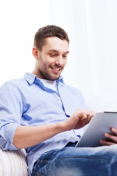 Smiling man with tablet pc and cup at home — Stock Photo, Image