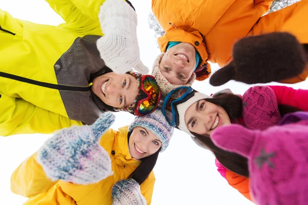 Glückliche Freunde in Winterkleidung im Freien — Stockfoto