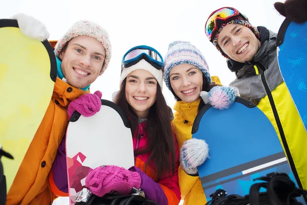 Amigos felices con tablas de snowboard — Foto de Stock