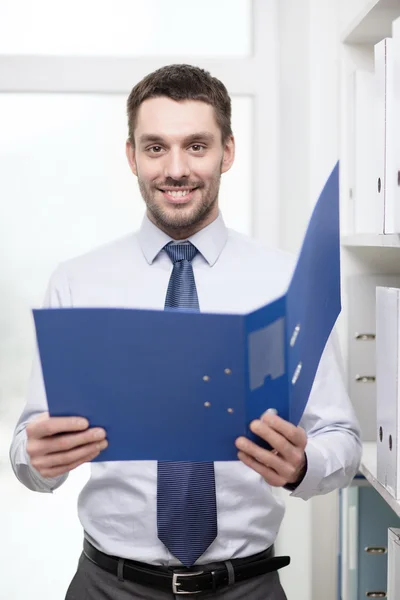 Uomo d'affari con cartella in ufficio — Foto Stock