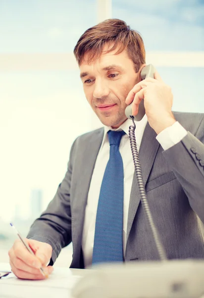 Homme d'affaires avec téléphone et documents — Photo