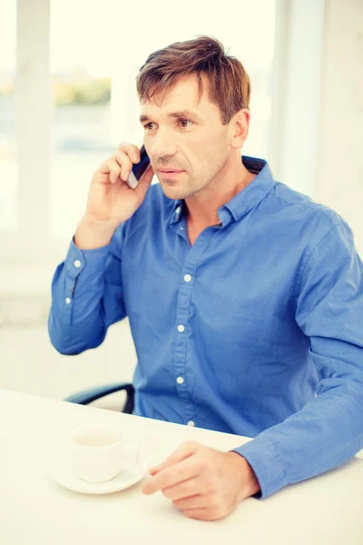 Buisnessman con teléfono celular y taza de café —  Fotos de Stock