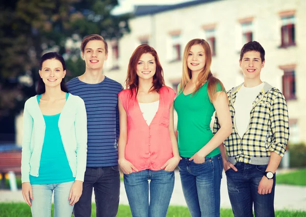 Gruppe lächelnder Studenten stehend — Stockfoto