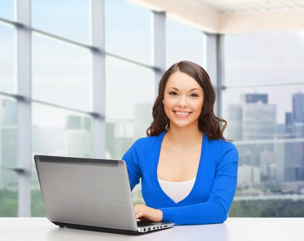 Femme souriante en vêtements bleus avec ordinateur portable — Photo