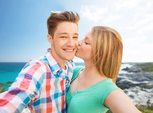 Felice coppia prendendo selfie sulla spiaggia estiva — Foto Stock