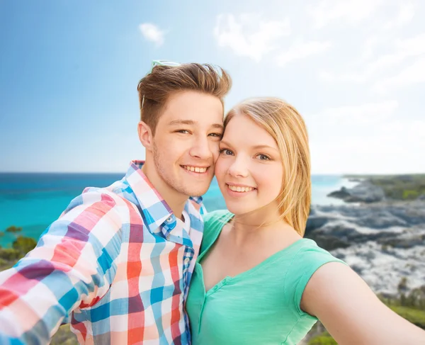 Yaz plaj smartphone ile gülümseyen Çift — Stok fotoğraf