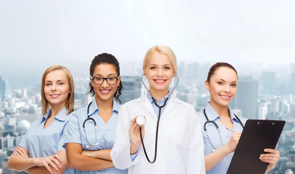 小组或团队的女医生和护士 — 图库照片