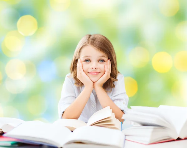 Glückliche Schülerin mit Büchern in der Schule — Stockfoto