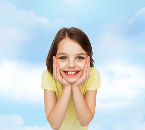 Χαμογελά κοριτσάκι πάνω από το λευκό φόντο — Φωτογραφία Αρχείου