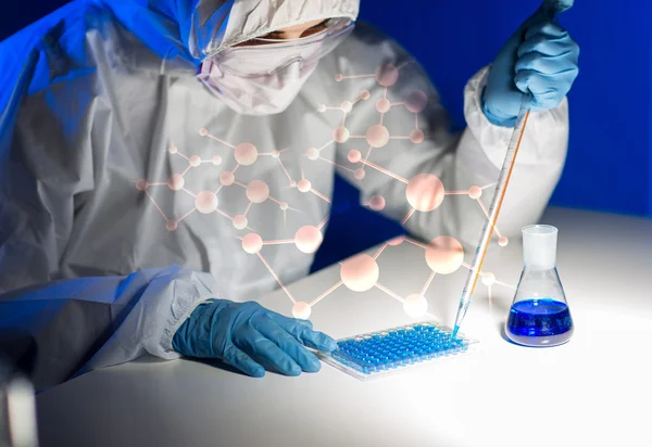 Close-up de cientista fazendo teste em laboratório — Fotografia de Stock