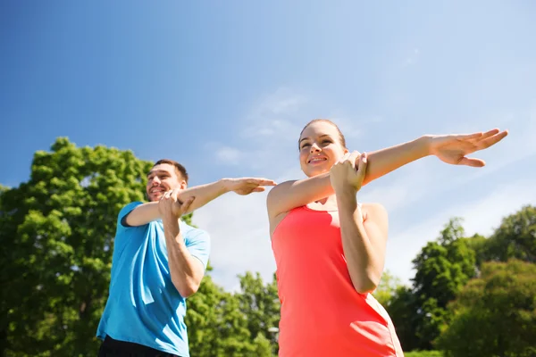 Lächelndes Paar streckt sich im Freien — Stockfoto