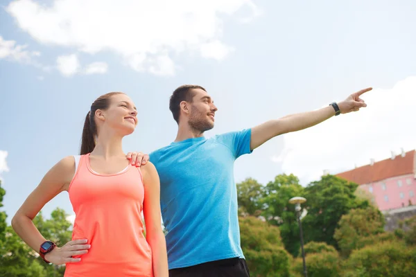 Due persone sorridenti all'aperto — Foto Stock