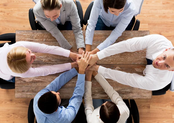 Närbild på business team med händerna på toppen — Stockfoto