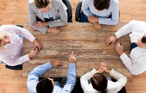 Close-up van zakelijke team zitten aan tafel — Stockfoto