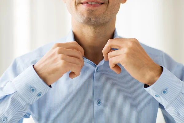 Close-up van lachende man in shirt dressing — Stockfoto