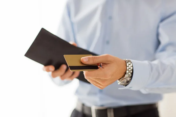 財布とクレジット カードを保持している男のクローズ アップ — ストック写真