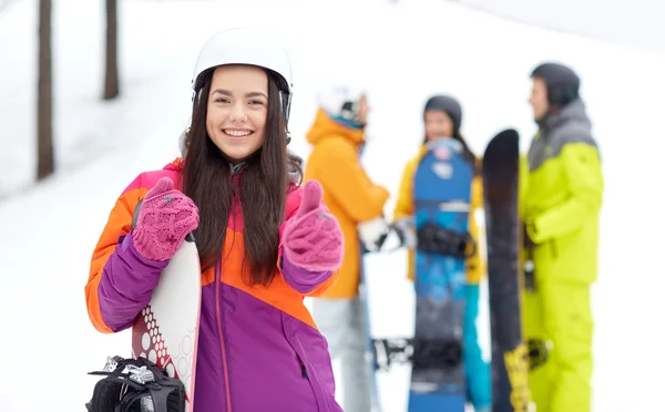 Amigos felices en cascos con snowboards —  Fotos de Stock