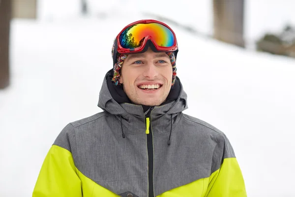 Щасливий молодий чоловік в лижних окулярах на відкритому повітрі — стокове фото