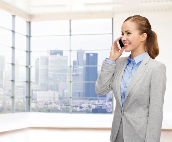 Leende affärskvinna uppmanar smartphone — Stockfoto