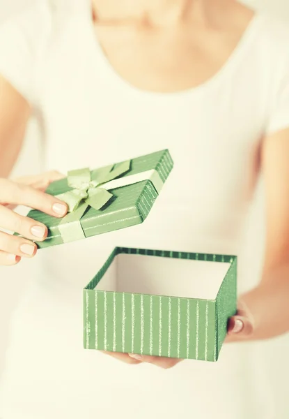 Жінка руки з подарунковою коробкою — стокове фото