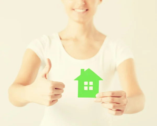 Mujer manos sosteniendo casa verde — Foto de Stock