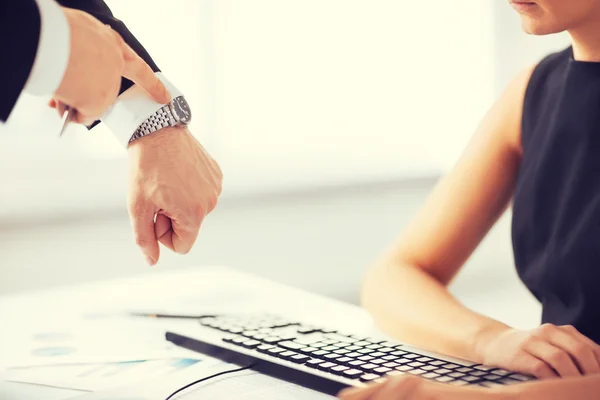 Boss and worker at work having conflict — Stock Photo, Image