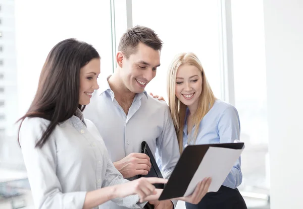 Equipo de negocios mirando el portapapeles — Foto de Stock