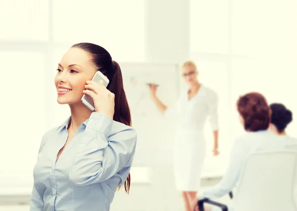 Jeune femme d'affaires souriante avec smartphone — Photo