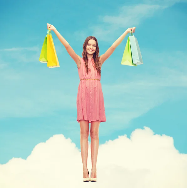 Donna sorridente in abito con molte borse della spesa — Foto Stock