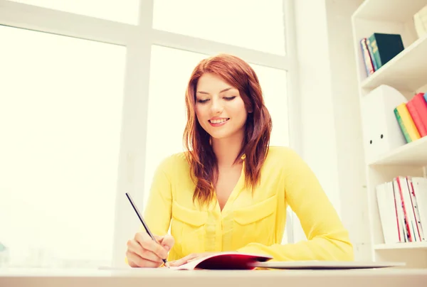 Empresária sorridente ou estudante com tablet pc — Fotografia de Stock