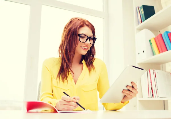 Glimlachende zakenvrouw of student met tablet pc — Stockfoto