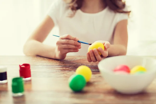 Primo piano di ragazza colorare le uova per Pasqua — Foto Stock