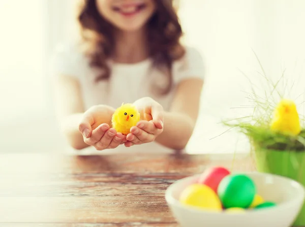 Primo piano della ragazza con in mano un giocattolo di chiken giallo — Foto Stock