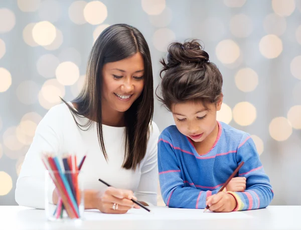Mãe feliz e filha desenho com lápis — Fotografia de Stock