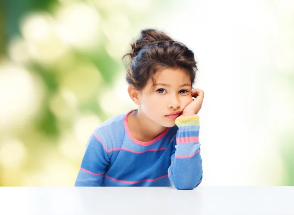 Triste niña sobre fondo de la ciudad — Foto de Stock