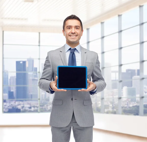 Homem de negócios feliz em terno mostrando tela tablet pc — Fotografia de Stock