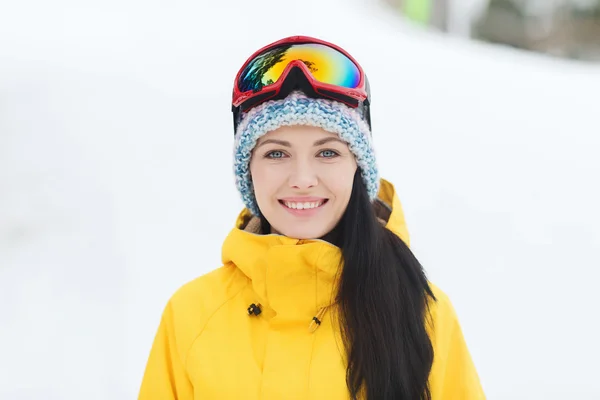 Feliz joven mujer en gafas de esquí al aire libre — Foto de Stock