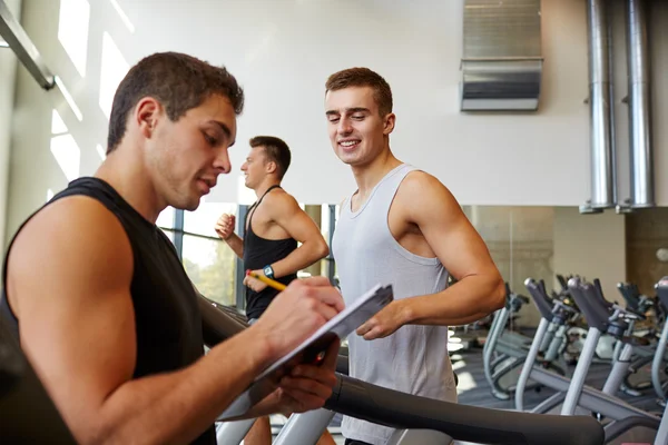 Мужчины тренируются на беговой дорожке в тренажерном зале — стоковое фото