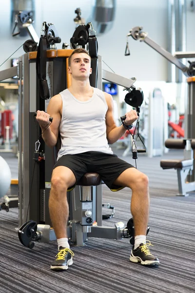 Spor salonu makinede egzersiz adam — Stok fotoğraf