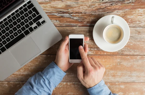 Nahaufnahme der Hände mit Laptop und Smartphone — Stockfoto