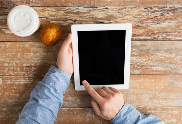 Close up of male hands with tablet pc and coffee — Stock Photo, Image