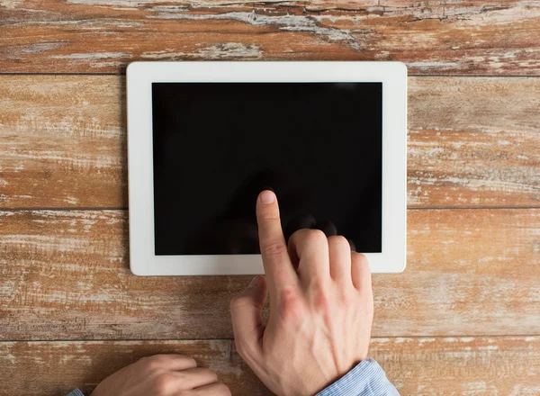 Primo piano di mani maschili con tablet pc sul tavolo — Foto Stock