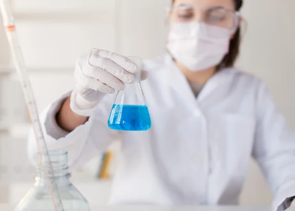 Nahaufnahme einer Frau mit Fläschchen-Test im Labor — Stockfoto