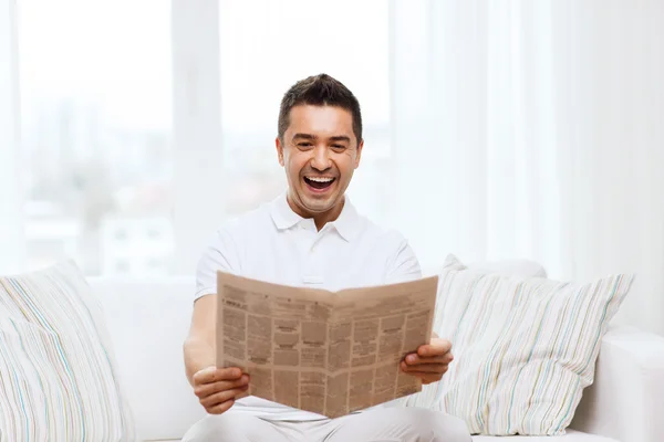 Gelukkig man krant lezen en lachen thuis — Stockfoto