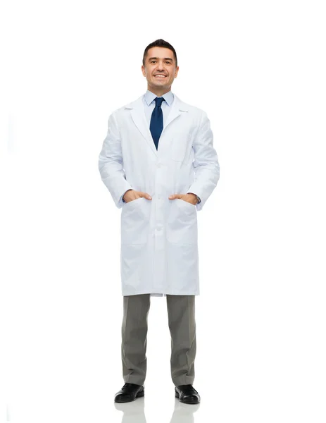 Усміхнений чоловічий лікар у білому пальто — стокове фото