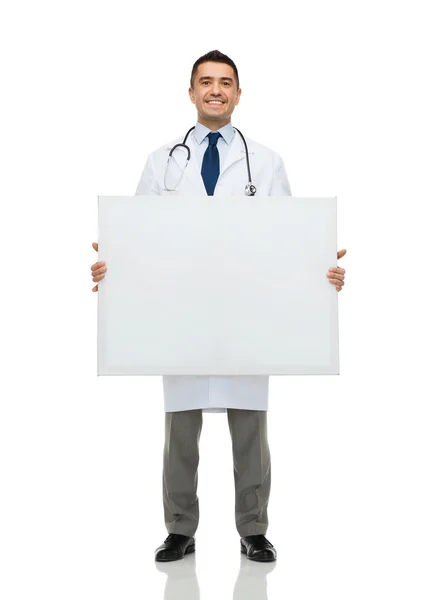 Sorridente masculino médico segurando branco placa em branco — Fotografia de Stock